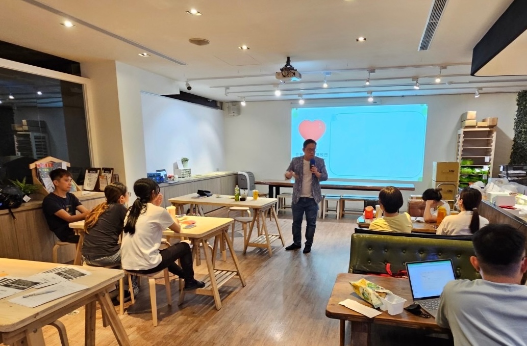 葉樹正於企業課程現場帶領學員互動